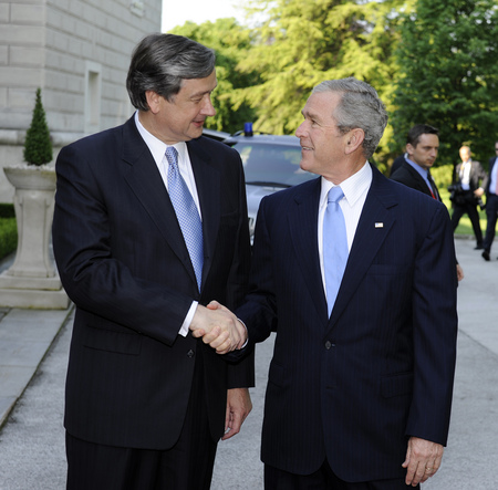 Slovenian President Danilo Türk and American President George W. Bush in front of Brdo Castle