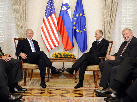 Ameriški predsednik George W. Bush in predsednik Vlade RS ter predsednik Evropskega sveta Janez Janša pred pogovori na Gradu Brdo