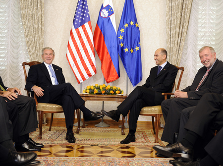 Le Président des Etats-Unis George W. Bush et le Premier ministre de la République de Slovénie, président du Conseil européen Janez Janša