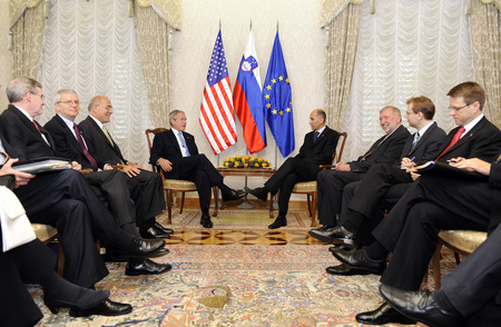 Le Président des Etats-Unis George W. Bush et le Premier ministre de la République de Slovénie, président du Conseil européen Janez Janša avant les discussions bilatérales