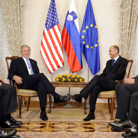 Zadovoljna George W. Bush in Janez Janša pred dvostranskimi pogovori