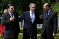 Président de la Commission européenne José Manuel Barroso, le Président des Etats-Unis George W. Bush et le Premier ministre de la République de Slovénie, président du Conseil européen Janez Janša à la terrasse du Château de Brdo