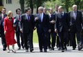 Benita Ferrero-Waldner, Jose Manuel Barroso, George W. Bush, Javier Solana, Janez Janša et Dimitrij Rupel se promenent vers Centre de congrès de Brdo