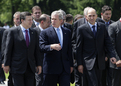 Jose Manuel Barroso, George W. Bush et Janez Janša se promenent du Château de Brdo vers le Centre de congrès de Brdo