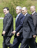 Jose Manuel Barroso, George Bush et Janez Janša arrivent à la conférence de presse