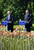 Ameriški predsednik George W. Bush in slovenski predsednik vlade Janez Janša na novinarski konferenci