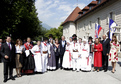 Skupinska fotografija s folklorno skupino