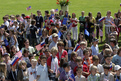 L'accueil par des enfants en agitant des drapeaux