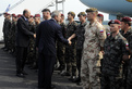 George W. Bush et Janez Janša saluent des membres des Forces armée slovènes