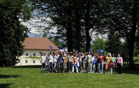 Udeležence vrha so pozdravili tudi otroci