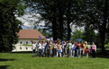 Des enfants souhaitant la bienvenue aux participants