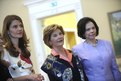 Mme. Urška Bačovnik, la fiancée du Premier ministre de la République de Slovénie, président du Conseil européen, Mme Laura Bush, l'épouse du Président des Etats-Unis, et Mme. Barbara Miklič Türk, l'épouse du Président de la République de Slovénie