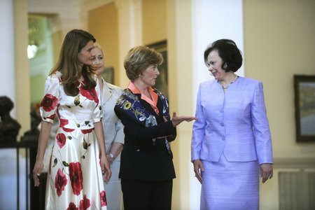 Mme. Urška Bačovnik, la fiancée du Premier ministre de la République de Slovénie, président du Conseil européen, Mme Laura Bush, l'épouse du Président des Etats-Unis, et Mme. Barbara Miklič Türk, l'épouse du Président de la République de Slovénie