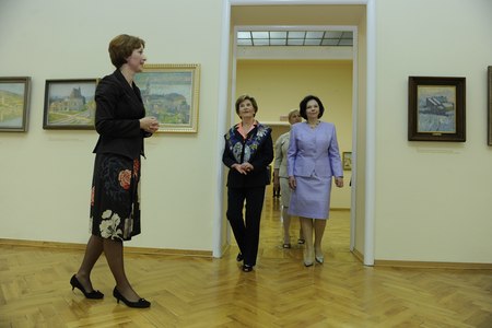 Visoke gostje so si pod vodstvom direktorice Narodne galerije Barbare Jaki ogledale razstavo 