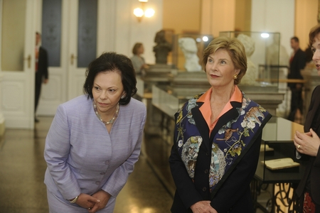 Barbara Miklič Türk and Laura Bush admiring the exposition