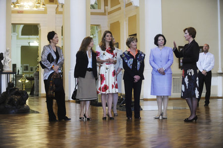 Marjetica Rupel, Margarida Sousa Uva Barroso, Urška Bačovnik, Laura Bush et Barbara Miklič Türk suivent soigneusement la présentation de l'exposition par la directrice de la Galerie National Barbara Jaki