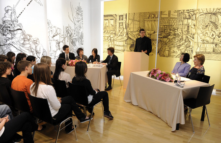 Mme. Barbara Miklič Türk et Mme. Laura Bush ont participé dans un débat portant sur le travail bénévole des étudiants (Musée national de Slovénie)