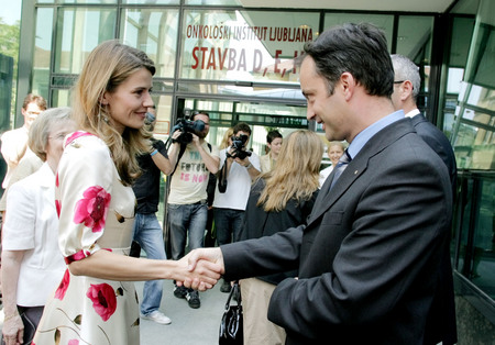 Arrivée de Mme. Urška Bačovnik et de Mme. Margarida Sousa Uva Barroso devant l'Institut d'Oncologie de Ljubljana