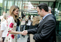 Arrivée de Mme. Urška Bačovnik et de Mme. Margarida Sousa Uva Barroso devant l'Institut d'Oncologie de Ljubljana