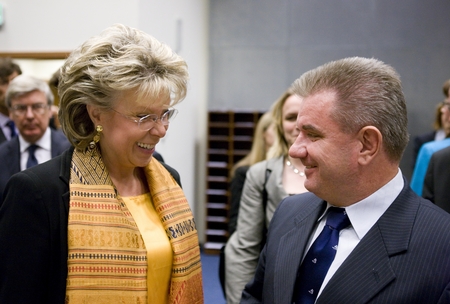 Evropska komisarka za informacijsko družbo in medije Viviane Reding in slovenski minister za gospodarstvo Andrej Vizjak
