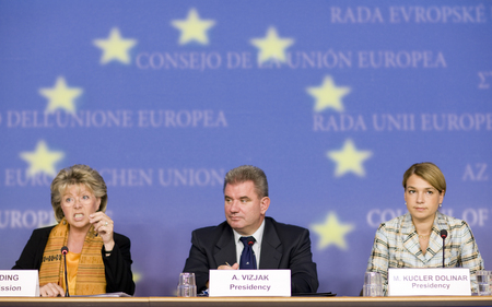 Viviane Reding, Andrej Vizjak in Mojca Kucler Dolinar na novinarski konferenci po srečanju Sveta za promet, telekomunikacije in energijo