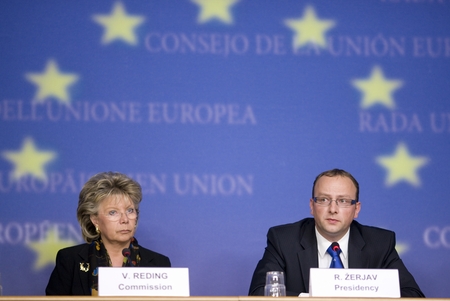 Evropska komisarka za informacijsko družbo in medije Viviane Reding in slovenski minister za promet Radovan Žerjav na novinarski konferenci