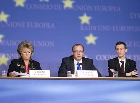 Evropska komisarka za informacijsko družbo in medije Viviane Reding, slovenski minister za promet Radovan Žerjav in govorec slovenskega predsedstva Dragan Barbutovski na novinarski konferenci