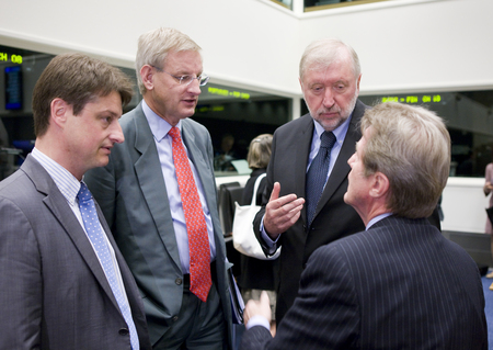 Belgijski državni sekretar za zunanje zadeve Olivier Chastel (1L), švedski minister za zunanje zadeve Carl Bildt (2L), predsednik Sveta GAERC slovenski zunanji minister Dimitrij Rupel (2D) in francoski zunanji minister Bernard Kouchner (1D) pred začetkom srečanja