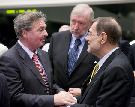 Luxembourg Foreign Affairs Minister Jean Asselborn (L), Slovenian Minister of Foreign Affairs, President of the Council Dimitrij Rupel (C) and the EU High Representative Javier Solana (L) prior to the start of the Council meeting