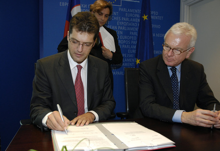 Janez Lenarčič, le Secrétaire d'État aux Affaires européennes et Hans-Gert Pöttering, le Président du Parlement européen, signent les actes législatifs, adoptés par le Parlement européen et le Conseil de l'UE