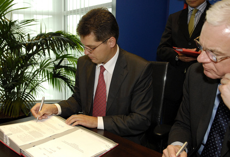 Državni sekretar za evropske zadeve Janez Lenarčič in predsednik EP Hans-Gert Pöttering pri podpisu paketa zakonodajnih aktov, ki sta jih v postopku soodločanja sprejela EP in Svet EU