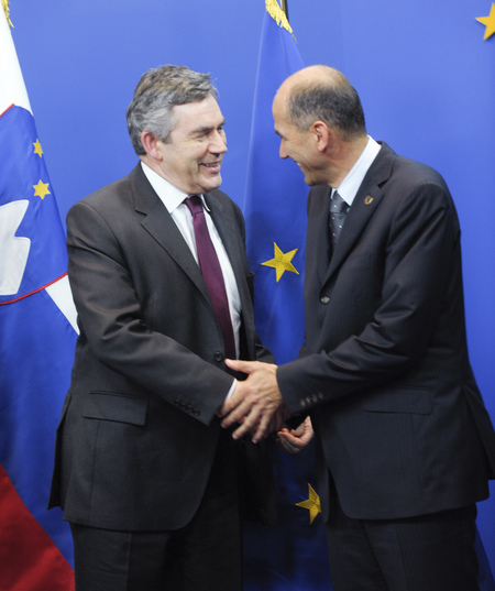 Slovenski predsednik vlade in predsednik Evropskega sveta Janez janša pozdravlja britanskega premiera Gordona Browna