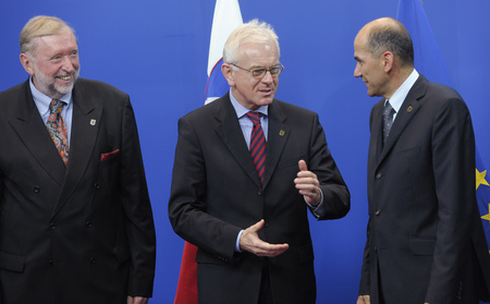 Ministre slovène des Affaires étrangères Dimitrij Rupel, président du Parlement européen Hans-Gert Pöttering et président du Conseil européen le Premier ministre slovène Janez Janša