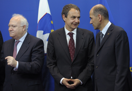 Ministre espagnol des Affaires étrangères Miguel Angel Moratinos, le chef du gouvernement espagnol José Luis Rodriguez Zapatero et Janez Janša
