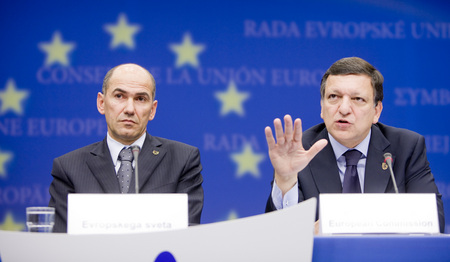 Predsednik Evropskega sveta, slovenski premier Janez Janša in predsednik Evropske komisije José Manuel Barroso na novinarski konferenci predsedstva po prvem dnevu zasedanja Evropskega sveta