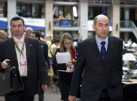 Président du Conseil européen, le Premier ministre slovène Janez Janša arrivant à la conference de presse de la présidence