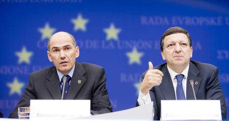 Predsednik Evropske komisije José Manuel Barroso ter predsednik Vlade RS in predsednik Evropskega sveta Janez Janša na novinarski konferenci