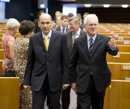Slovenski premier in predsednik Evropskega sveta Janez Janša prihaja v Evropski parlament skupaj s predsednikom Evropskega parlamenta Hans-Gertom Pötteringom