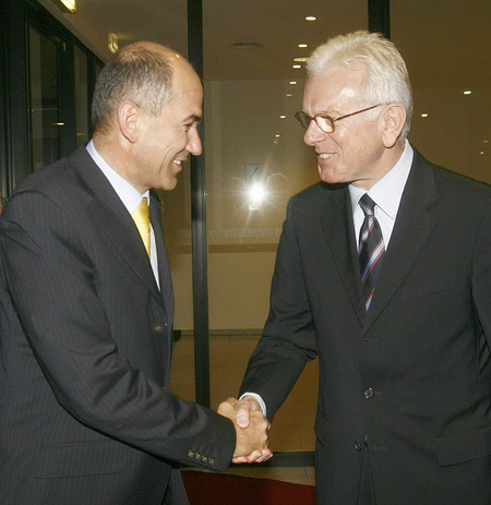 Predsednik Evropskega sveta Janez Janša se rokuje s predednikom Evropskega parlamenta Hans-Gertom Pötteringom