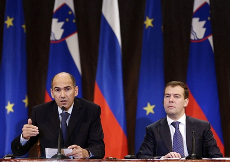 Predsednik Vlade Republike Slovenije, predsednik Evropskega sveta Janez Janša in ruski predsednik Dmitri Medvedjev na novinarski konferenci