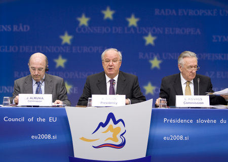 Joaquín Almunia, European Commissioner for Economic and Monetary Policy, Slovenian Finance Minister and the President of the Council, Andrej Bajuk, and the EU taxation Commissioner László Kovács, European Commissioner responsible for Taxation and Customs Union at the press conference after the ECOFIN meeting