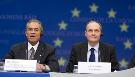 President of the National Council for Environment of Peru Manuel Ernesto Bernales Alvarado and the Slovenian Minister of Environment and Spatial Planning Janez Podobnik at a press conference.