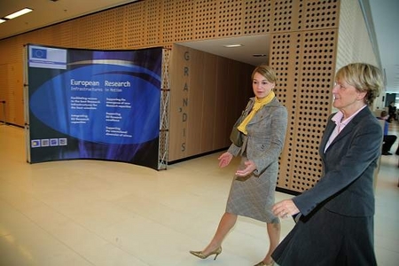 Mojca Kucler Dolinar, Slovenian Minister of Higher Education, Science and Technology with Danuta Hübner, the European commissioner for regional policy