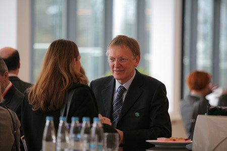 Le commissaire européen Janez Potočnik parle avec Mihela Zupančič, chef de la Représentation de la Commission européenne en Slovénie