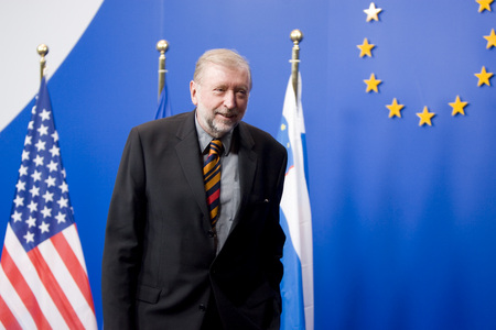 Le ministre slovène des Affaires étrangères Dimitrij Rupel avant la réunion de la Troïka ministérielle UE - États-Unis