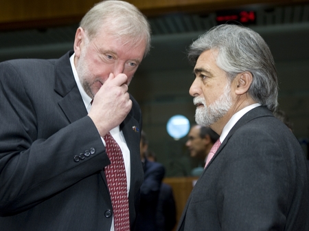 The Slovenian Minister of Foreign Affairs Dimitrij Rupel talks with his portugese counterpart Luis Amado