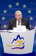 Le ministre Dimitrij Rupel lors de la conférence de presse
