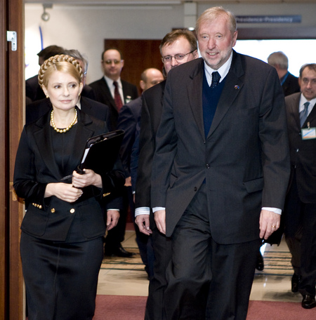 Ukrajinska predsednica vlade Julija Timošenko in slovenski minister Dimitrij Rupel prihajata na sestanek Pridružitvenega sveta EU – Ukrajina, ki poteka ob robu zasedanja GAERC