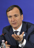 Evropski komisar Franco Frattini na novinarski konferenci