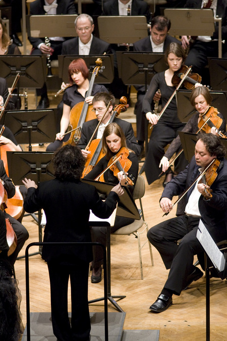 Orkester pod vodstvom maestra Georgea Pehlivaniana